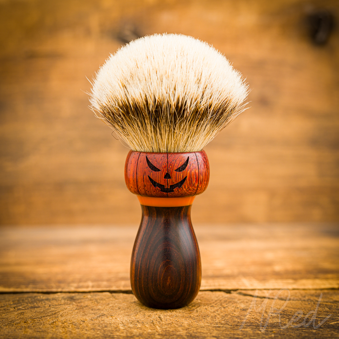 Blaireau artisanal « Halloween » – 26mm – Palissandre, résine et Padouk